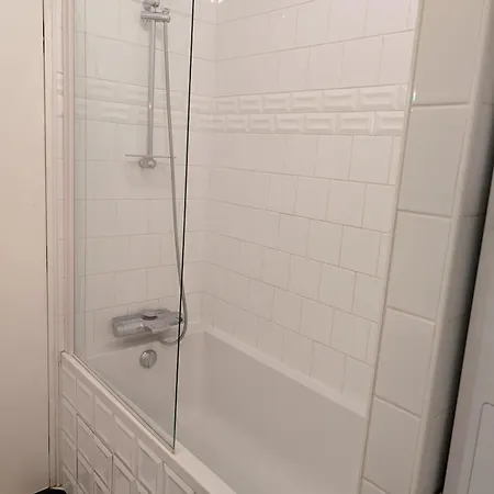 3 Or 4 Bedroom Perfect Location! Apartment