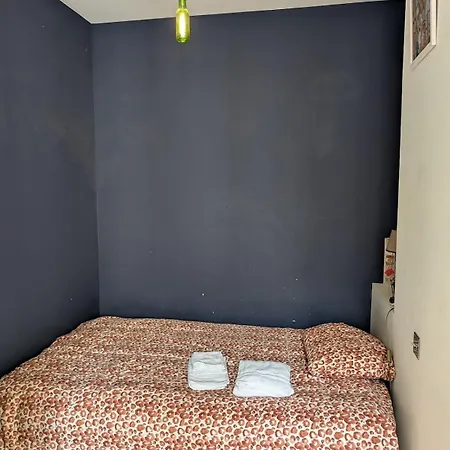 Apartment 3 Or 4 Bedroom Perfect Location!