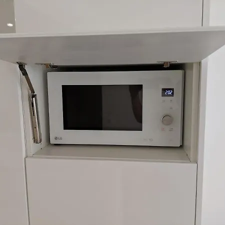 Apartment 3 Or 4 Bedroom Perfect Location!