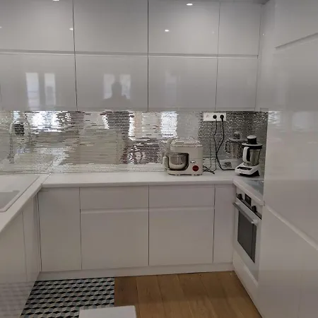 Apartment 3 Or 4 Bedroom Perfect Location! *