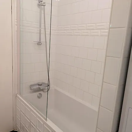 3 Or 4 Bedroom Perfect Location! Apartment *