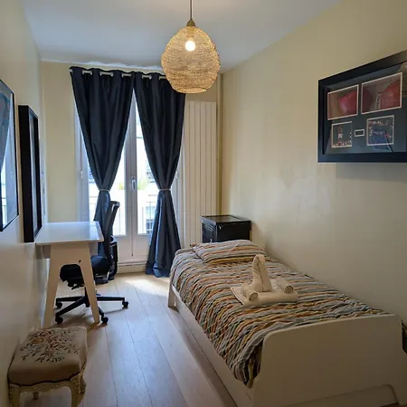 Apartment 3 Or 4 Bedroom Perfect Location! *