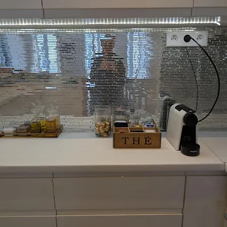 3 Or 4 Bedroom Perfect Location! Apartment