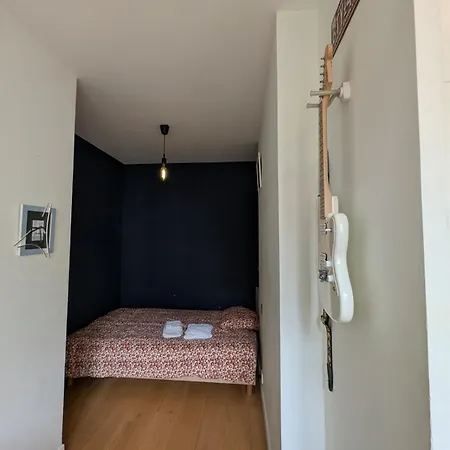 Apartment 3 Or 4 Bedroom Perfect Location!
